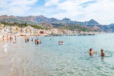 denize yakın waterfront Giardini Naxos insanlarda