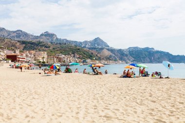 Giardini Naxos kasaba kentsel plajda acationers