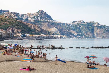 akşam Giardini Naxos kasabasında kentsel beach