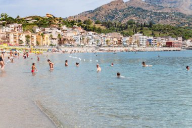 Tatilcilerin Giardini Naxos beach City