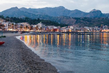 Giardini Naxos şehir yaz akşamları Beach'de