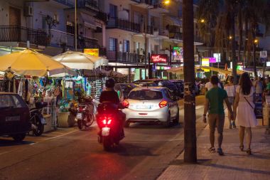 turistler, Giardini Naxos şehrindeki sahildeki dükkanlar
