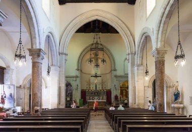 Duomo di Taormina içinde ziyaretçi