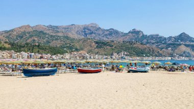 insanlar ve tekneler Giardini Naxos şehir plajda