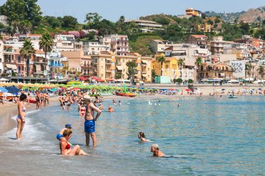 Giardini Naxos şehir içinde kentsel sahilde turistler