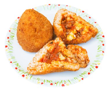doldurulmuş ragu pirinç topları arancini izole plaka üzerinde