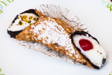 tipik Sicilya pasta Cannoli plaka üzerinde
