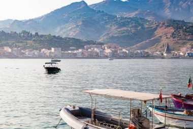 Giardini Naxos şehir bağlantı noktasından görünümünü