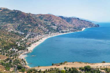 Taormina Letojanni resort kasabadan görünümünü yukarıda