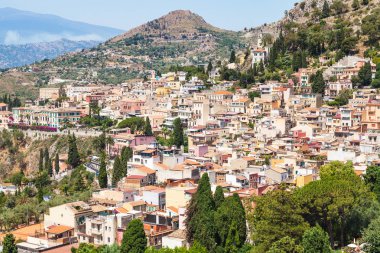 yaz günü şehirde Taormina görünümünü yukarıda