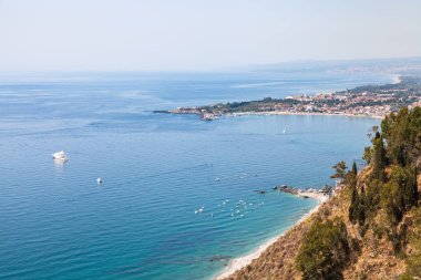 Piazza 9 Aprile Taormina'da üzerinden iyonik deniz görünümü