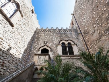 Sigarasız, iç avlu Taormina'da Corvaja Sarayı