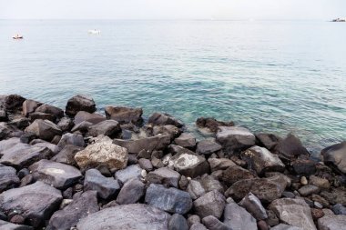 Giardini Naxos sahildeki volkanik kayalar