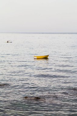 Giardini Naxos waterfront yakınındaki sarı tekne