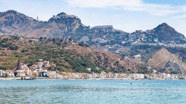 Giardini Naxos kasaba ve Taormina şehir cape üzerinde