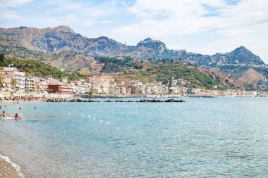 denize yakın waterfront Giardini Naxos insanlarda