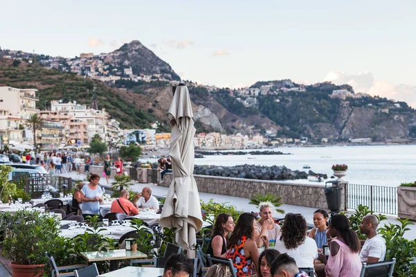 Gente en la acera restaurante en Giardini Naxos — Foto de Stock