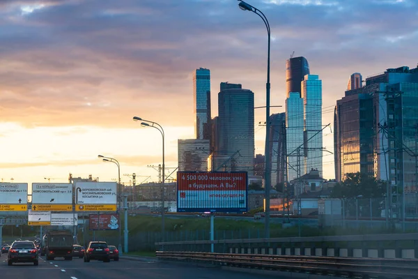 Trafik på tredje ringvägen nära Moskva-city — Stockfoto