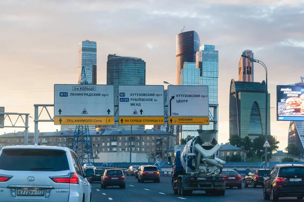 Tráfego de automóveis em Third Ring Road na noite de verão — Fotografia de Stock