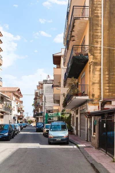 yolu ile Ischia Giardini Naxos şehirdeki sokak görünümü