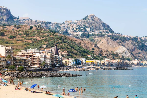 Giardini Naxos kasaba kentsel plajda insanlar