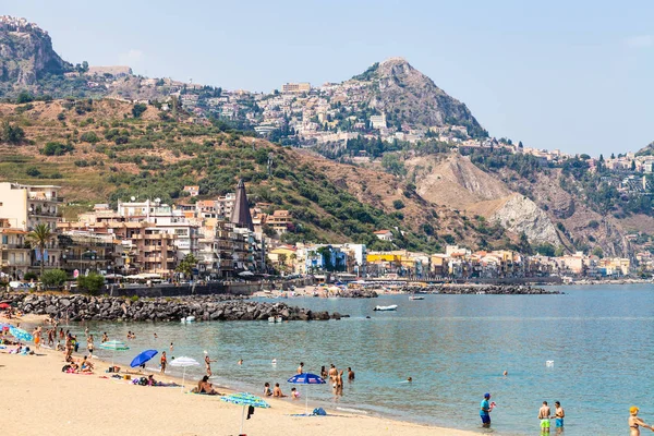 Giardini Naxos şehirde kentsel sahilde turistler