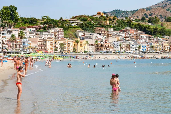 Lidí na pláži nedaleko nábřeží Giardini Naxos — Stock fotografie