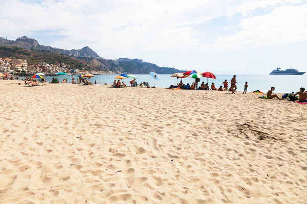 Pessoas na praia de areia urbana na cidade de Giardini Naxos — Fotografia de Stock