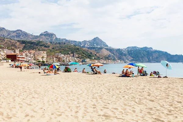 Acationers na městské pláži v Giardini Naxos town — Stock fotografie