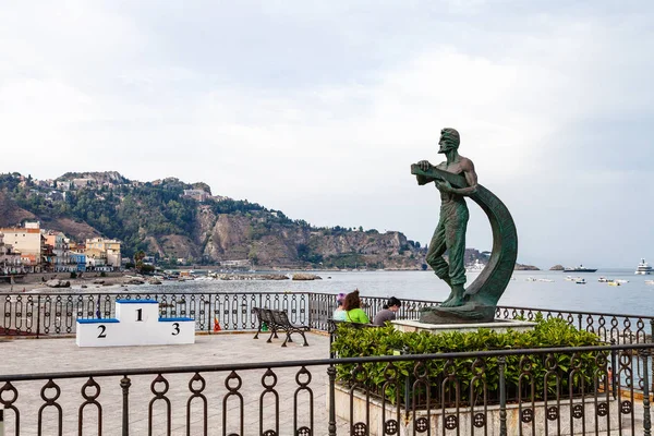 Touristes près de statue Homme et mer à Giardini Naxos — Photo