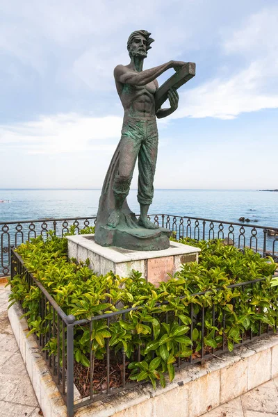 Escultura El hombre y el mar en Giardini Naxos ciudad — Foto de Stock