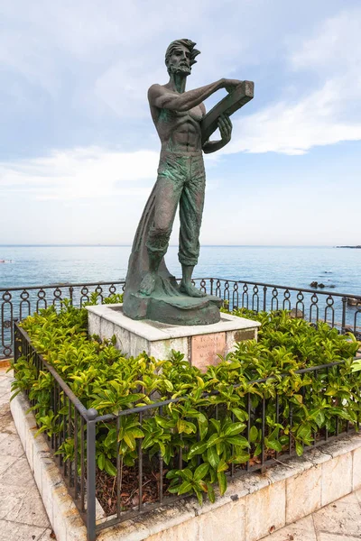 Scultura L'uomo e il mare a Giardini Naxos — Foto Stock