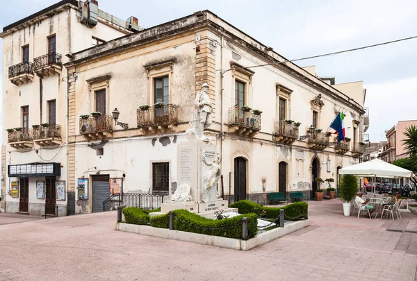 Rathaus auf der Piazza Municipio in giardini naxos — Stockfoto
