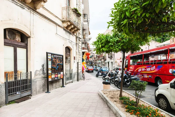 Auto's op straat Corso Umberto I Giardini Naxos — Stockfoto