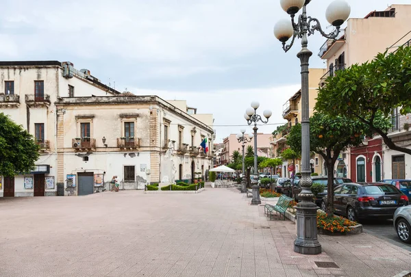 Piazza Municipio in Giardini Naxos stad — Stockfoto