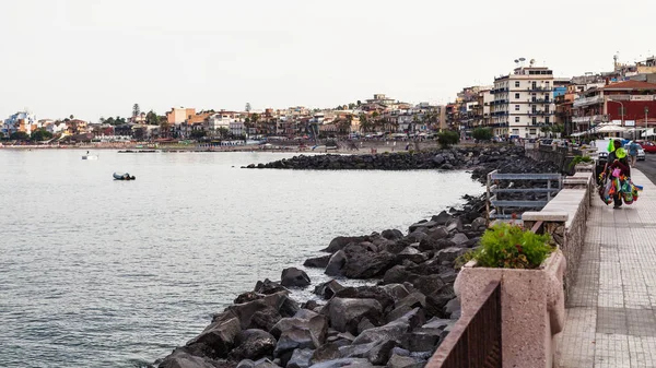 Insanlar akşam Giardini Naxos şehrindeki sahildeki — Stok fotoğraf