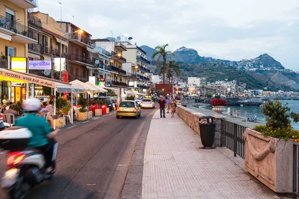 Pessoas, lojas à beira-mar em Giardini Naxos — Fotografia de Stock