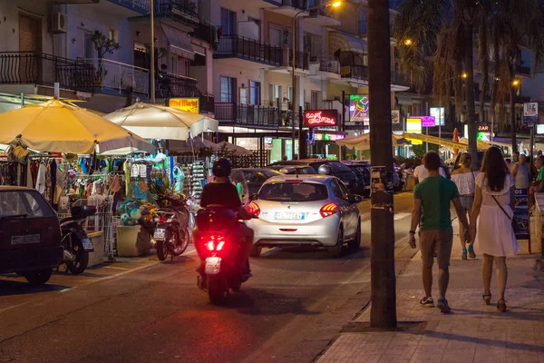 turistler, Giardini Naxos şehrindeki sahildeki dükkanlar