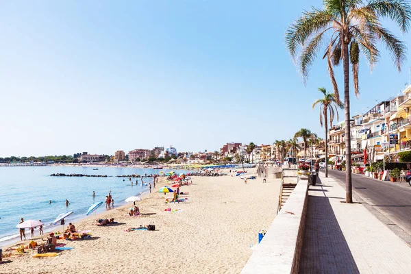 ourists plaj ve sahil Giardini Naxos