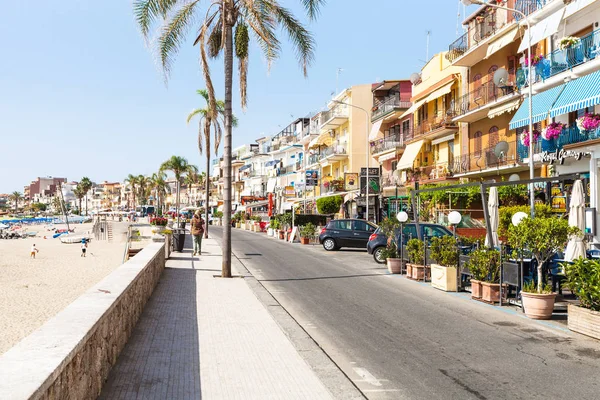 Strandpromenade und Strand in Giardini Naxos Stadt — Stockfoto