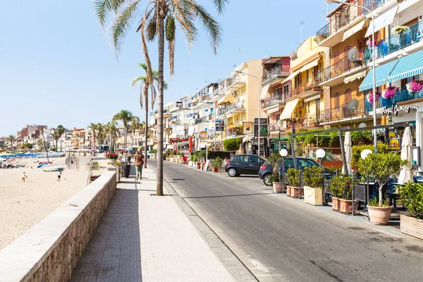 Vattnet och stranden i Giardini Naxos stad — Stockfoto