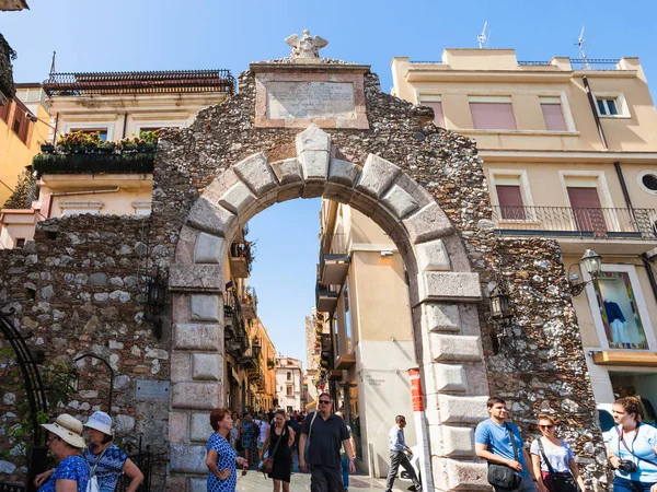 Oude poort Porta Messina in Taormina stad — Stockfoto