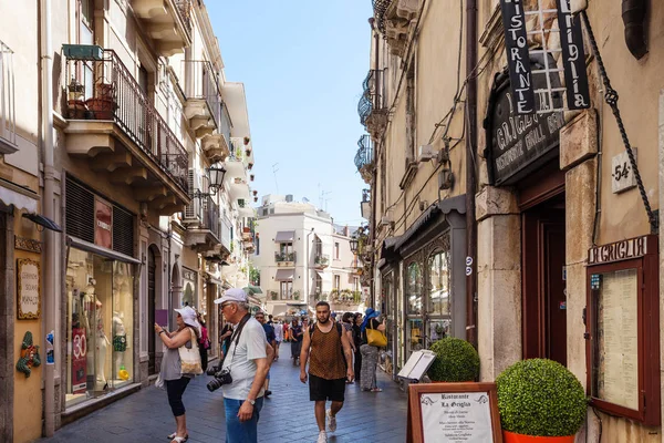 Туристи на вулиці Корсо Умберто я напрямку Taormina — стокове фото