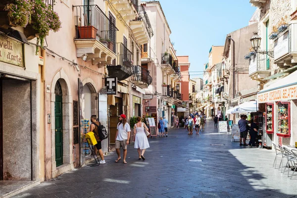 Mensen op de belangrijkste straat Corso Umberto I in Taormina — Stockfoto