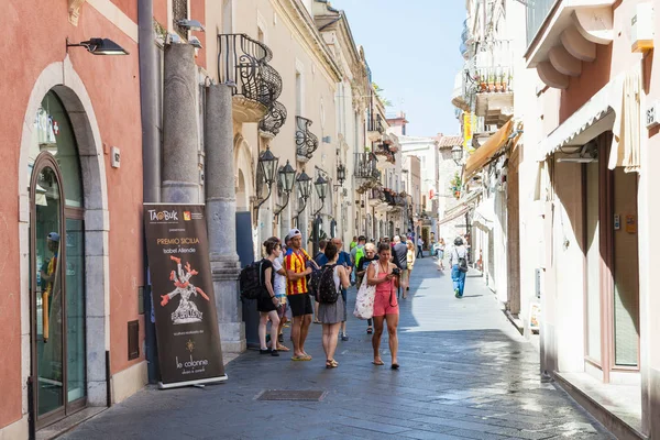 Isitors en la calle principal Corso Umberto I en Taormina — Foto de Stock