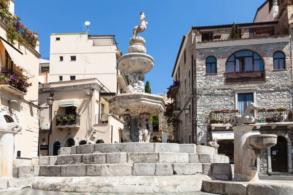 Fuente en la plaza del duomo en la ciudad de Taormina —  Fotos de Stock