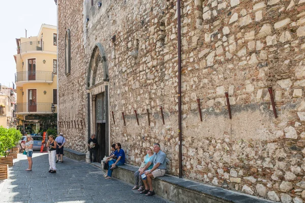 Visitors near wall of Duomo di Taormina — Stock Photo, Image