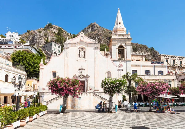 Tourists on square Piazza IX Aprile in Taormina — Stock Photo, Image