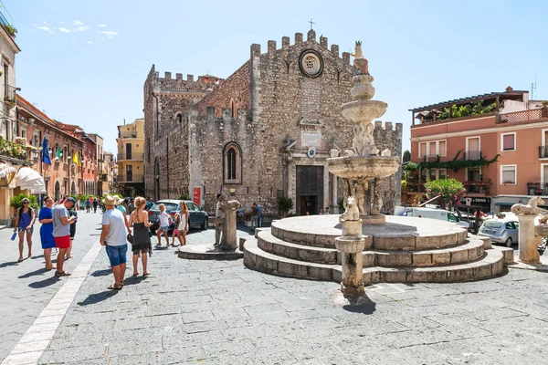 People on Piazza dell Duomo in Taormina city — Stock Photo, Image