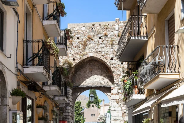 Medieval arch of gateway Porta Catania in Taormina — Stock Photo, Image